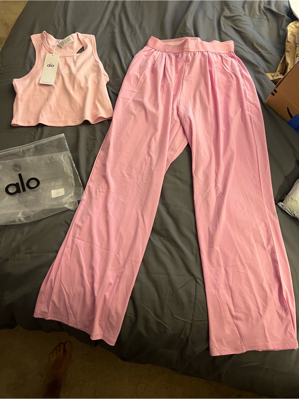 ALO Yoga Women's suit up trousers and aspire tank lounge Set
